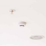 Optimized-smoke-detector-mounted-on-ceiling-5TKBE3X-min
